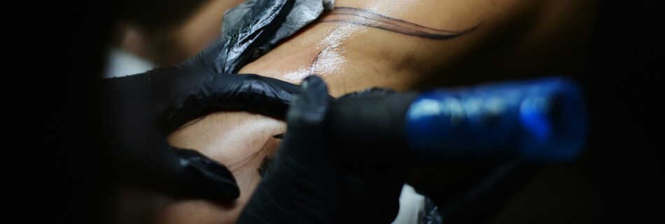 Blackwork Tattoos – die Kunst der schwarzen Fläche